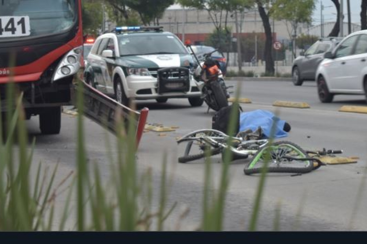 Muere ciclista atropellado por el Metrobús en la CDMX