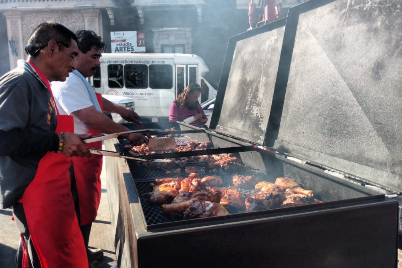 Reparten platillos de carne asada en el Centro