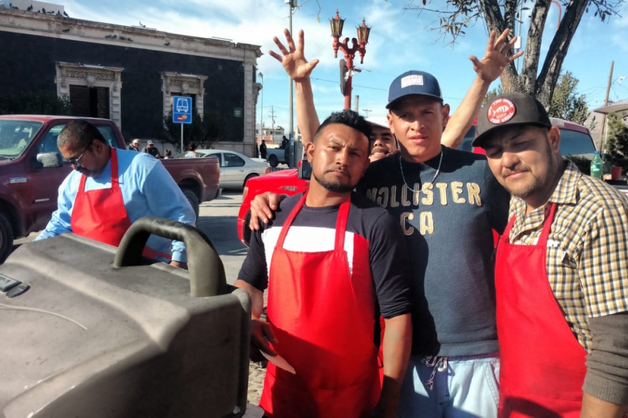 Reparten platillos de carne asada en el Centro