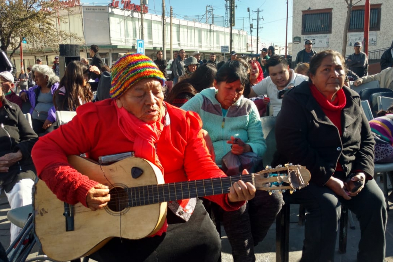 Reparten platillos de carne asada en el Centro