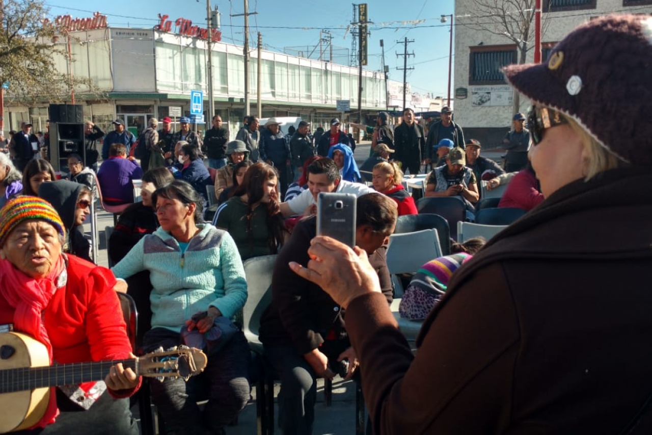 Reparten platillos de carne asada en el Centro