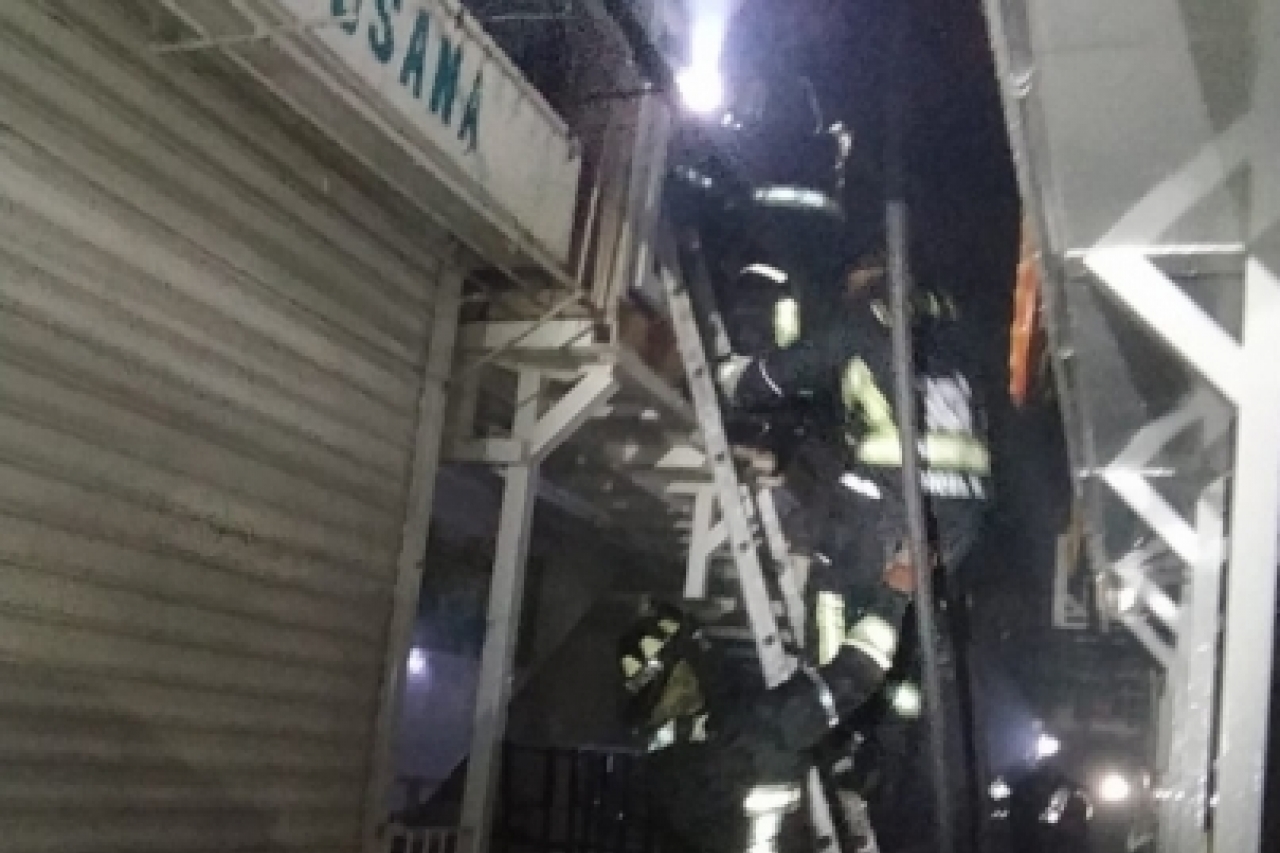 Bomberos extinguen incendio en mercado de Tepito