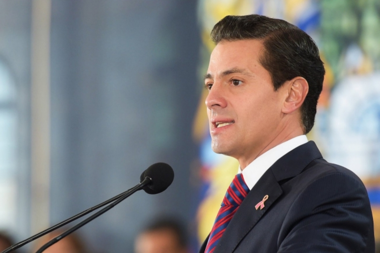 Senador pide ir por 'cabeza' de corrupción y señala a Peña Nieto