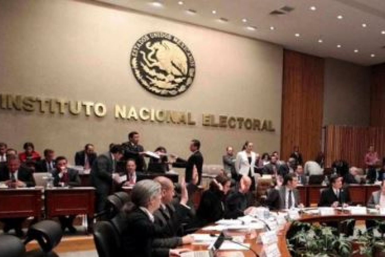 Diputados avalan controversia contra salarios del INE