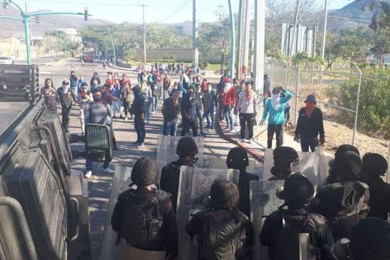 Normalistas se enfrentan a policías en Chiapas