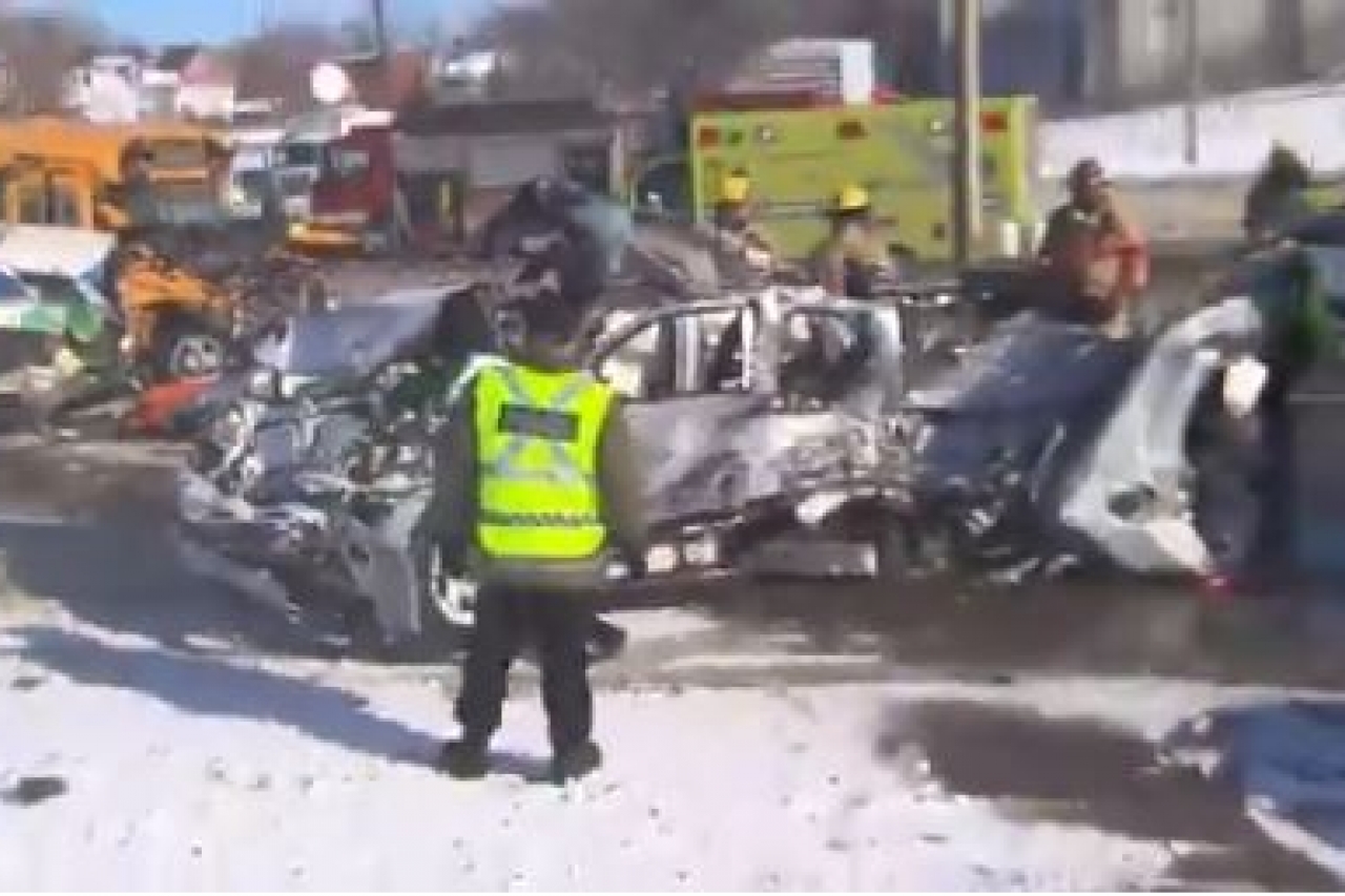 Al menos 2 muertos y más de 60 heridos tras carambola de 200 vehículos en Canadá