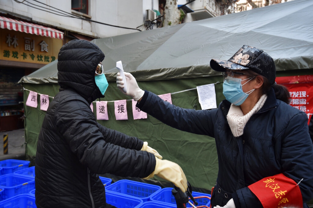 Reporta China fuerte caída en casos nuevos de coronavirus
