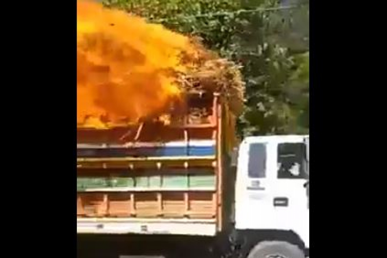 Camión en llamas atraviesa pueblo y causa pánico