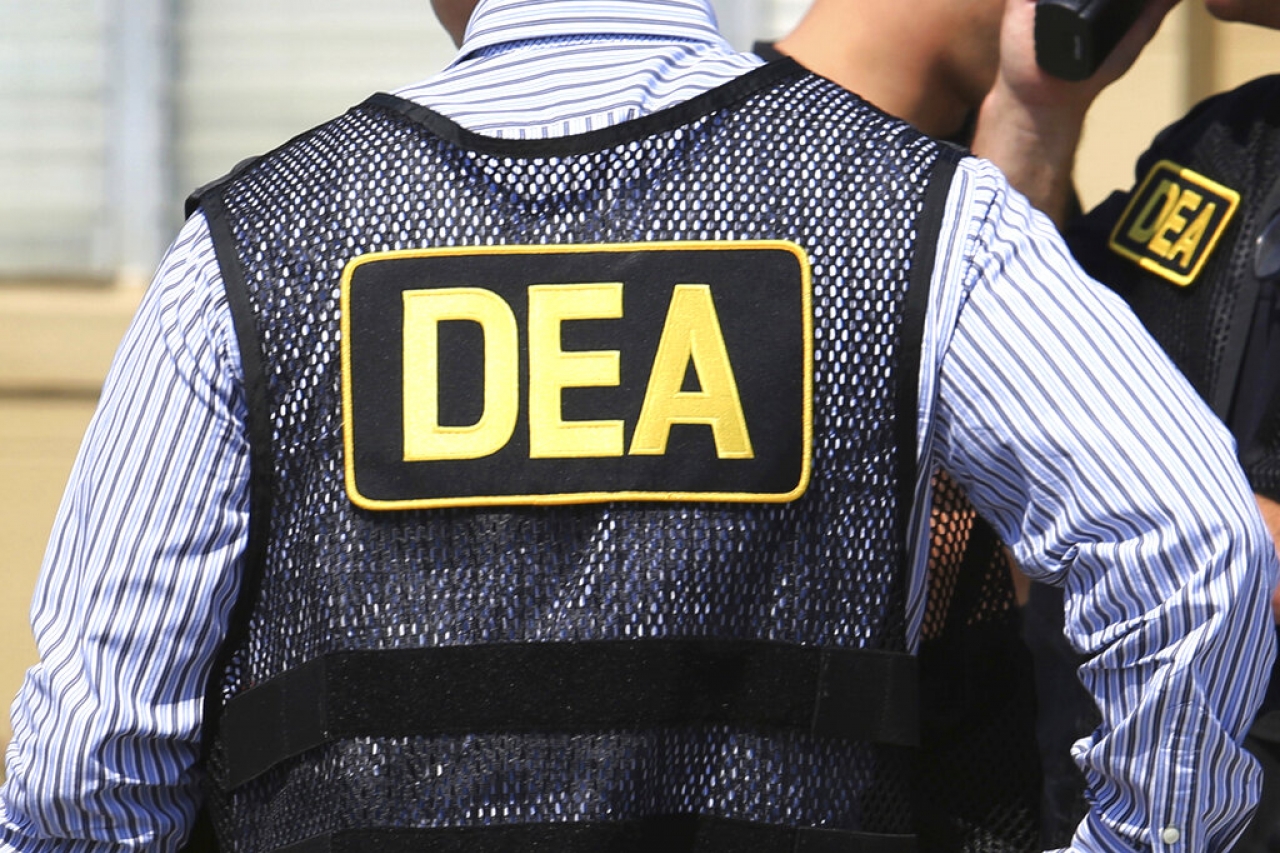 Arrestan a agente de la DEA acusado de colaborar con cártel
