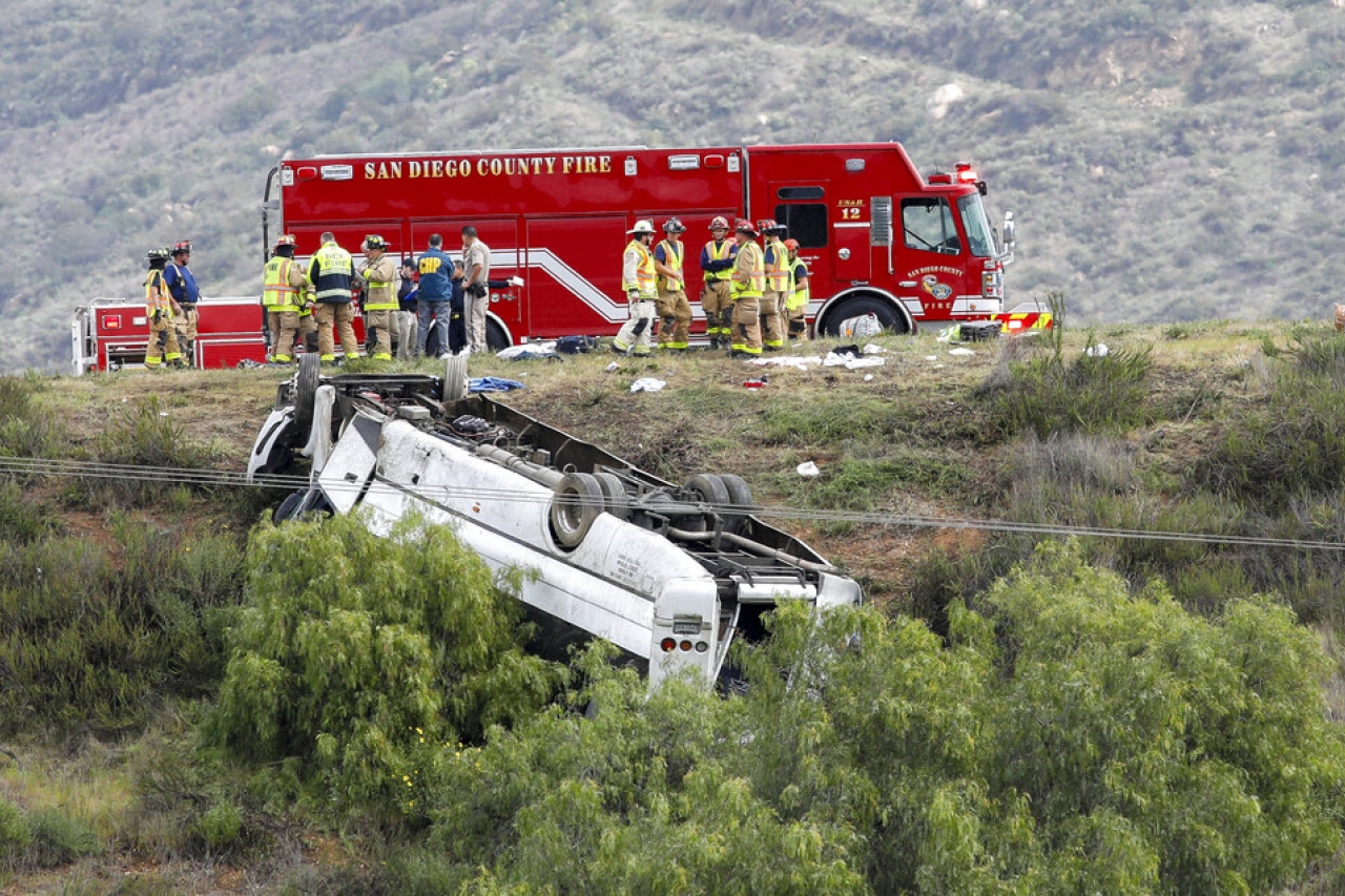 Vuelca autobús en California; hay 3 muertos y 18 heridos