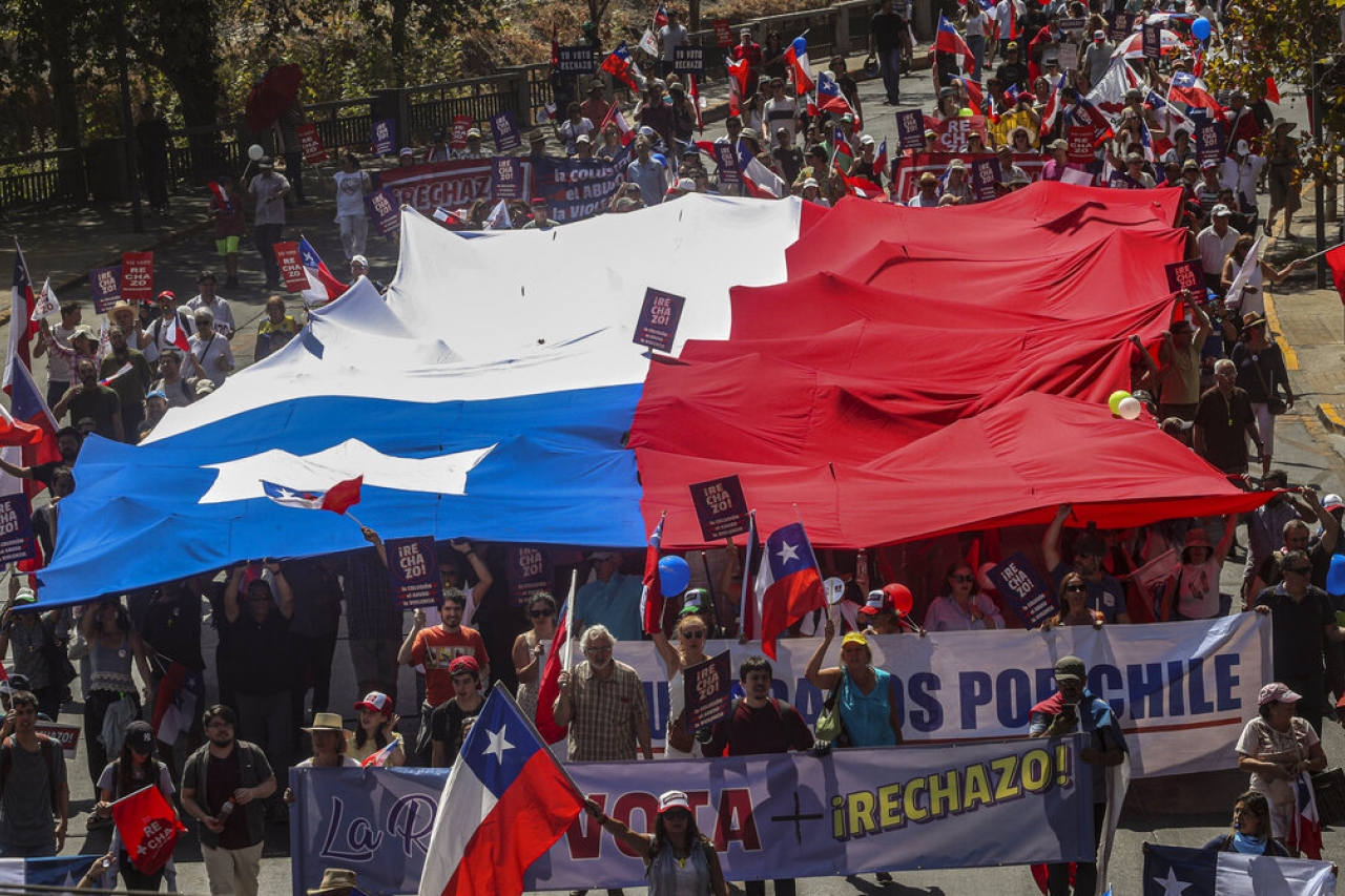 Rechazan chilenos nueva Constitución