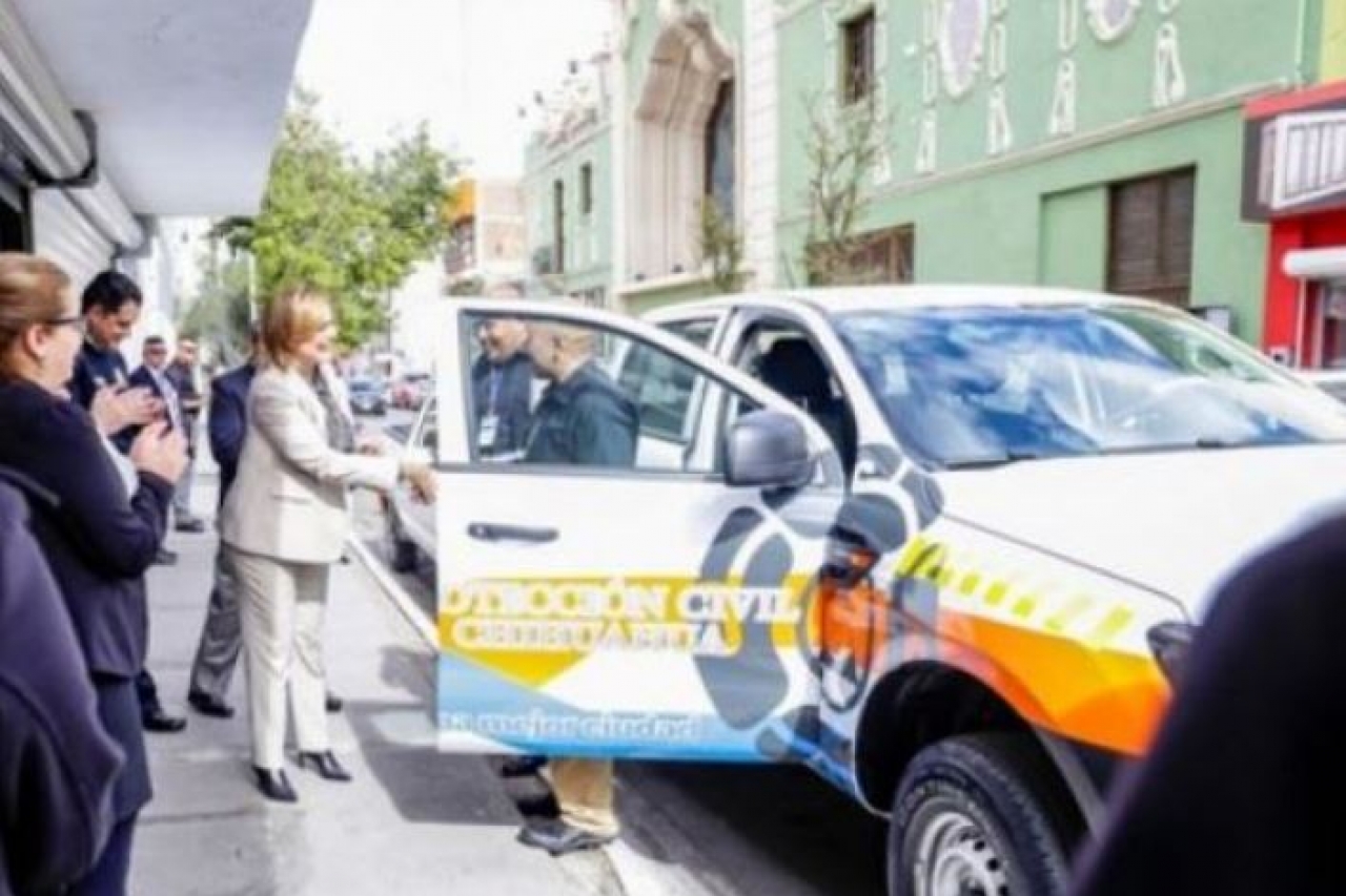 Entrega alcaldesa vehículos a Protección Civil