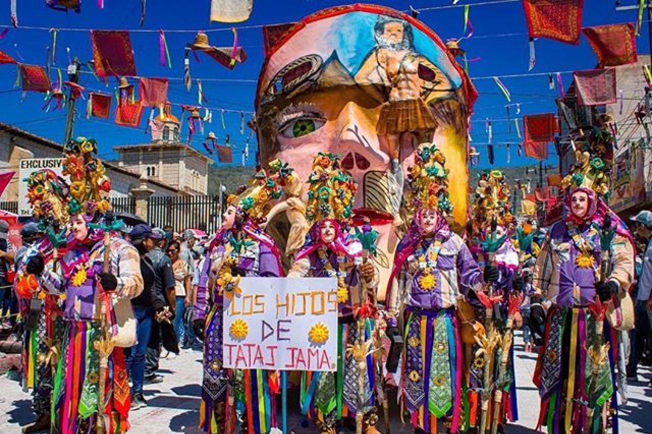 Máscaras y disfraces de personajes religiosos en Carnaval Zoque