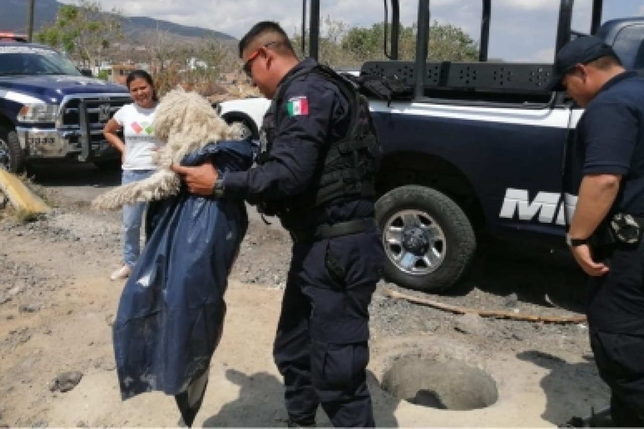 Policías rescatan un perro atrapado en alcantarilla