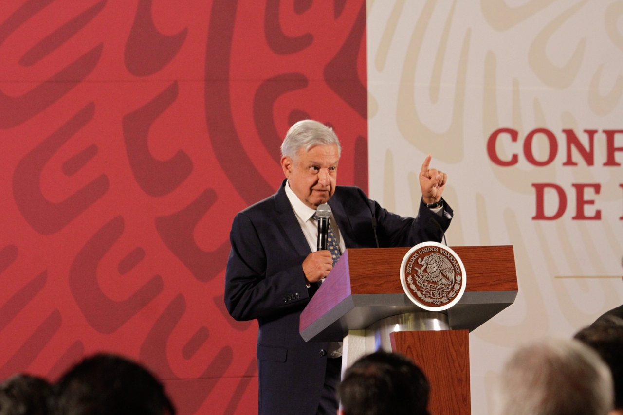 Víctimas no se quedarán sin apoyo pese a recortes: López Obrador