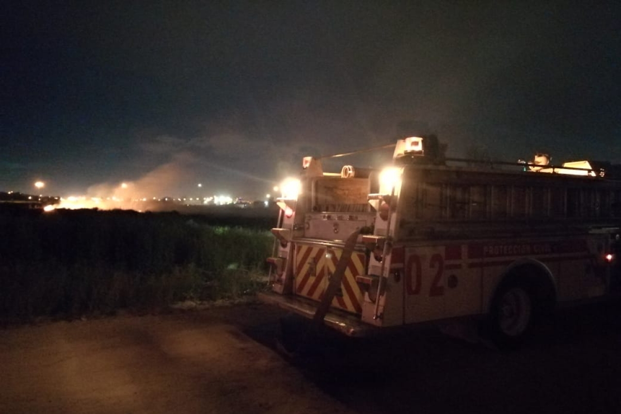 Arde maleza en baldío cercano a carretera Juárez-Porvenir
