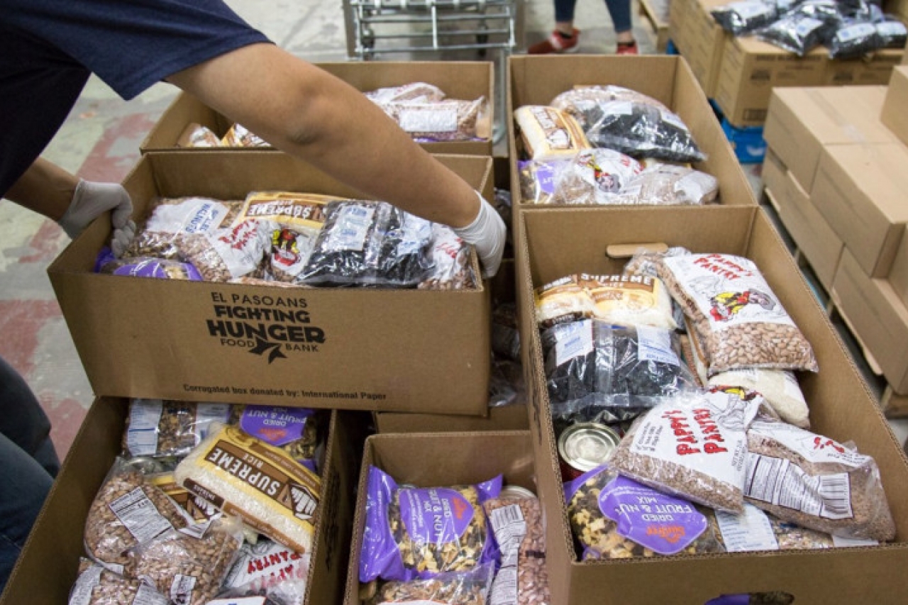 Banco de comida reparte alimentos en diferentes puntos de El Paso
