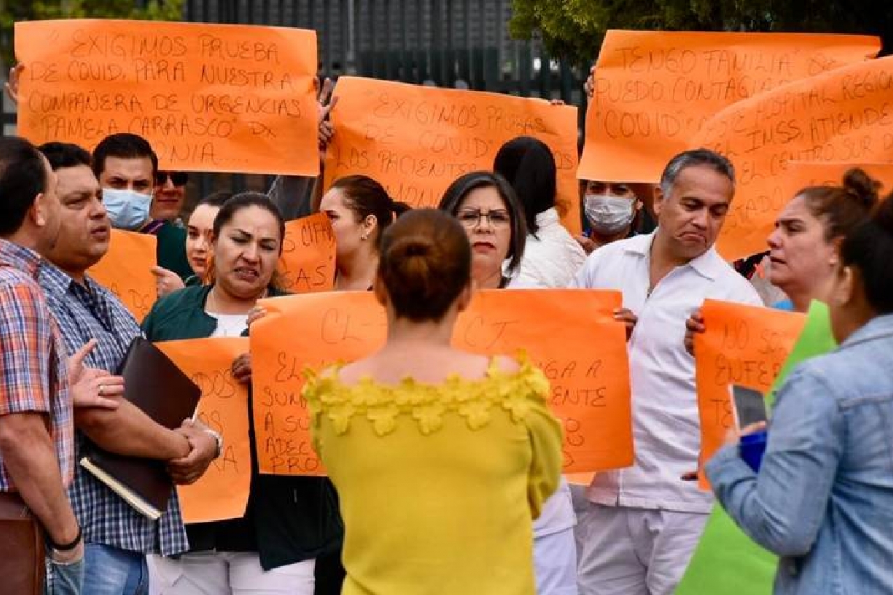 Protestan enfermeros por falta de insumos para Covid-19; IMSS responde