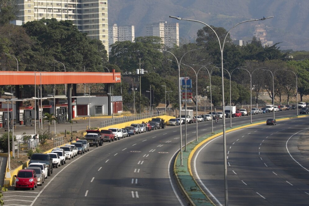 Magnate naviero ayuda con gasolina a Venezuela