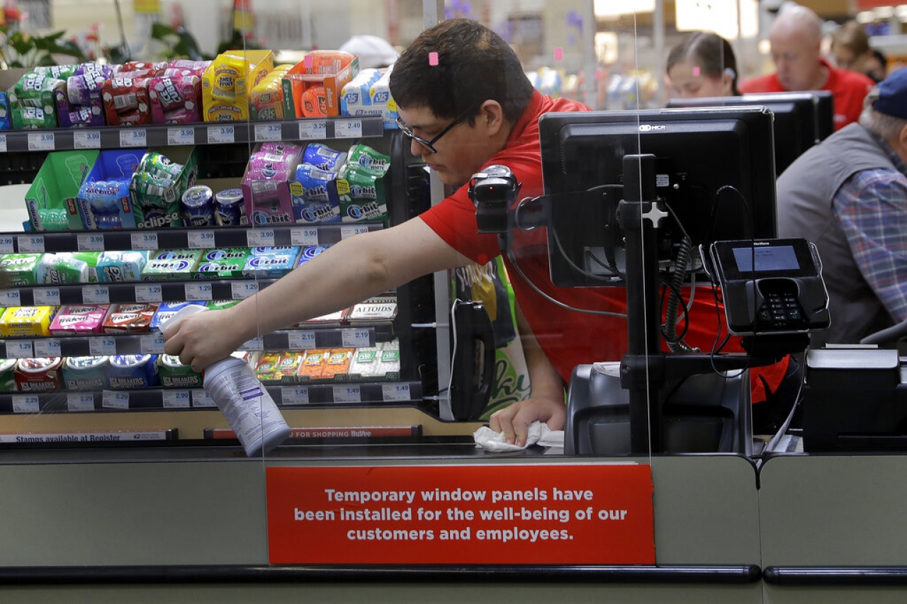 Empleados de supermercados son vitales, pero tienen miedo