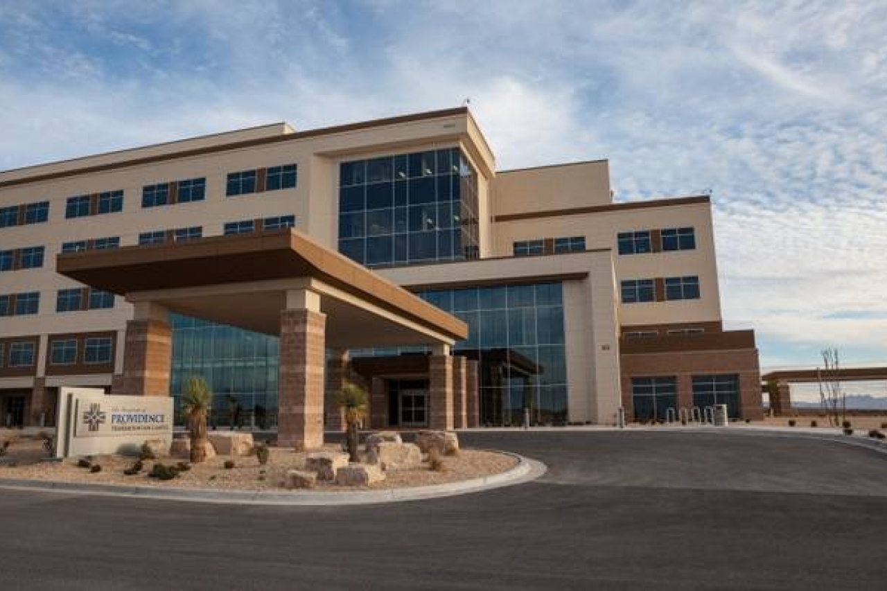 Reutiliza personal médico batas en hospitales de El Paso