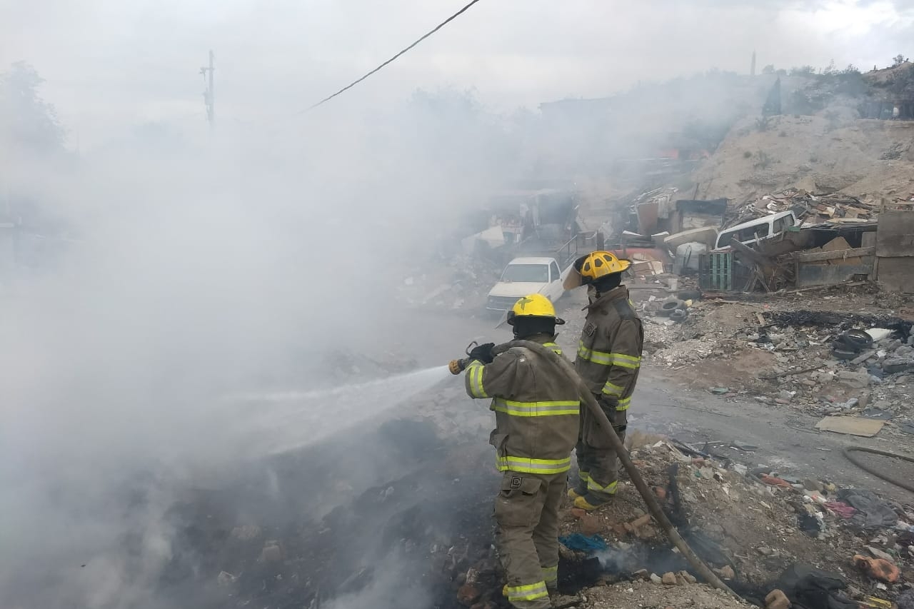Sofocan bomberos incendio en baldío de la Galeana