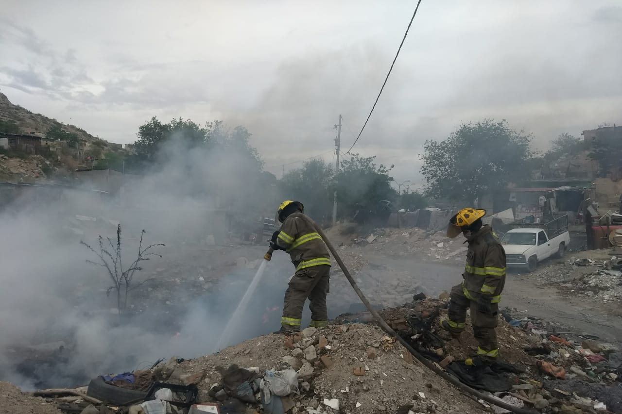 Sofocan bomberos incendio en baldío de la Galeana