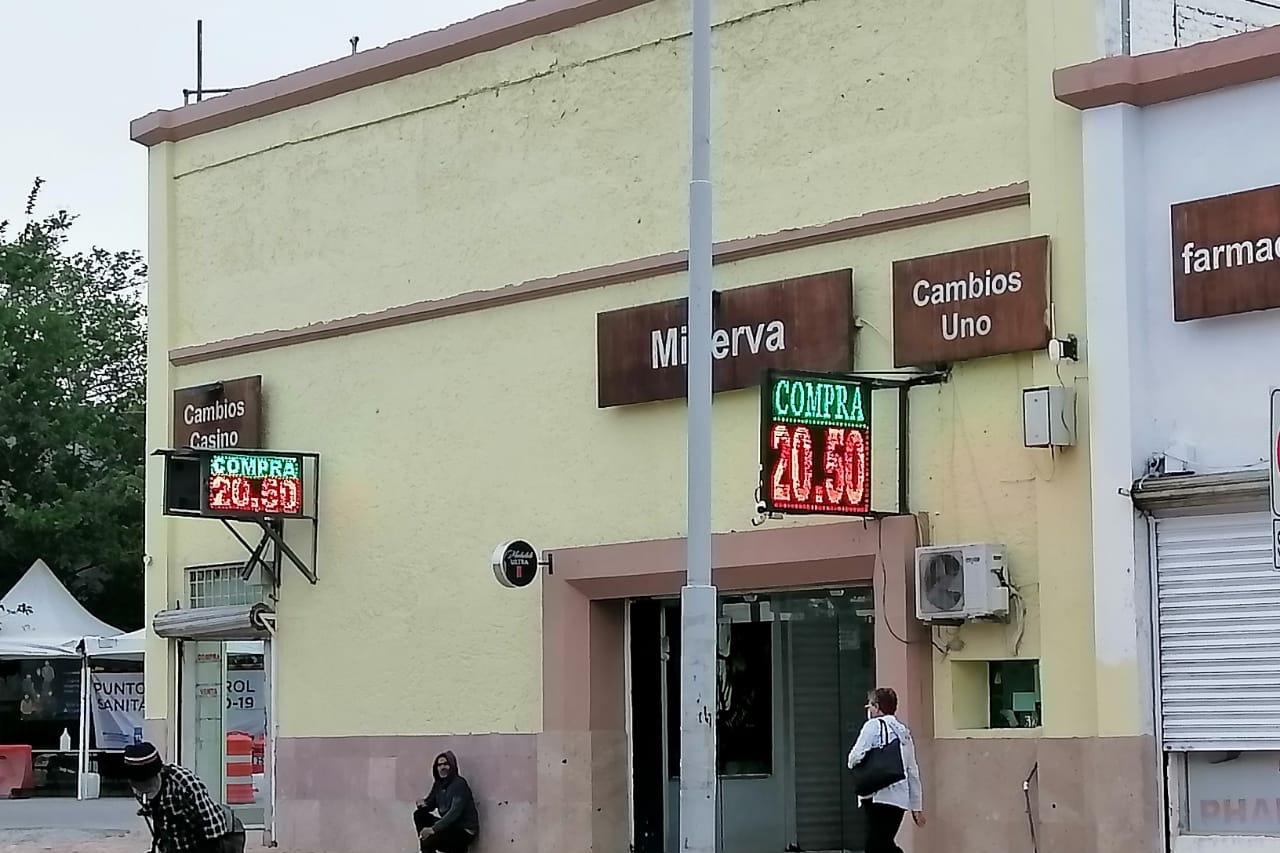 Venden dólar en  en casas de cambio