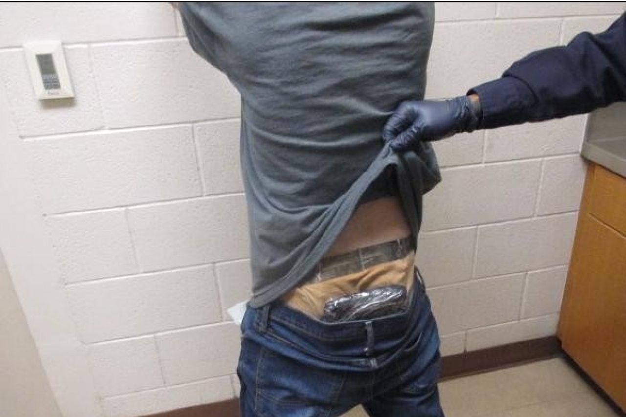 Intenta cruzar droga a El Paso oculta entre su ropa; lo arrestan