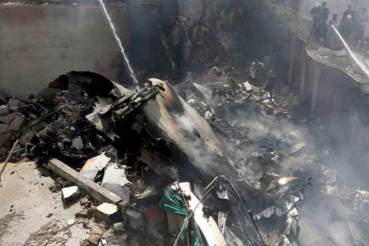 Accidente aéreo en Pakistán deja 97 muertos en total