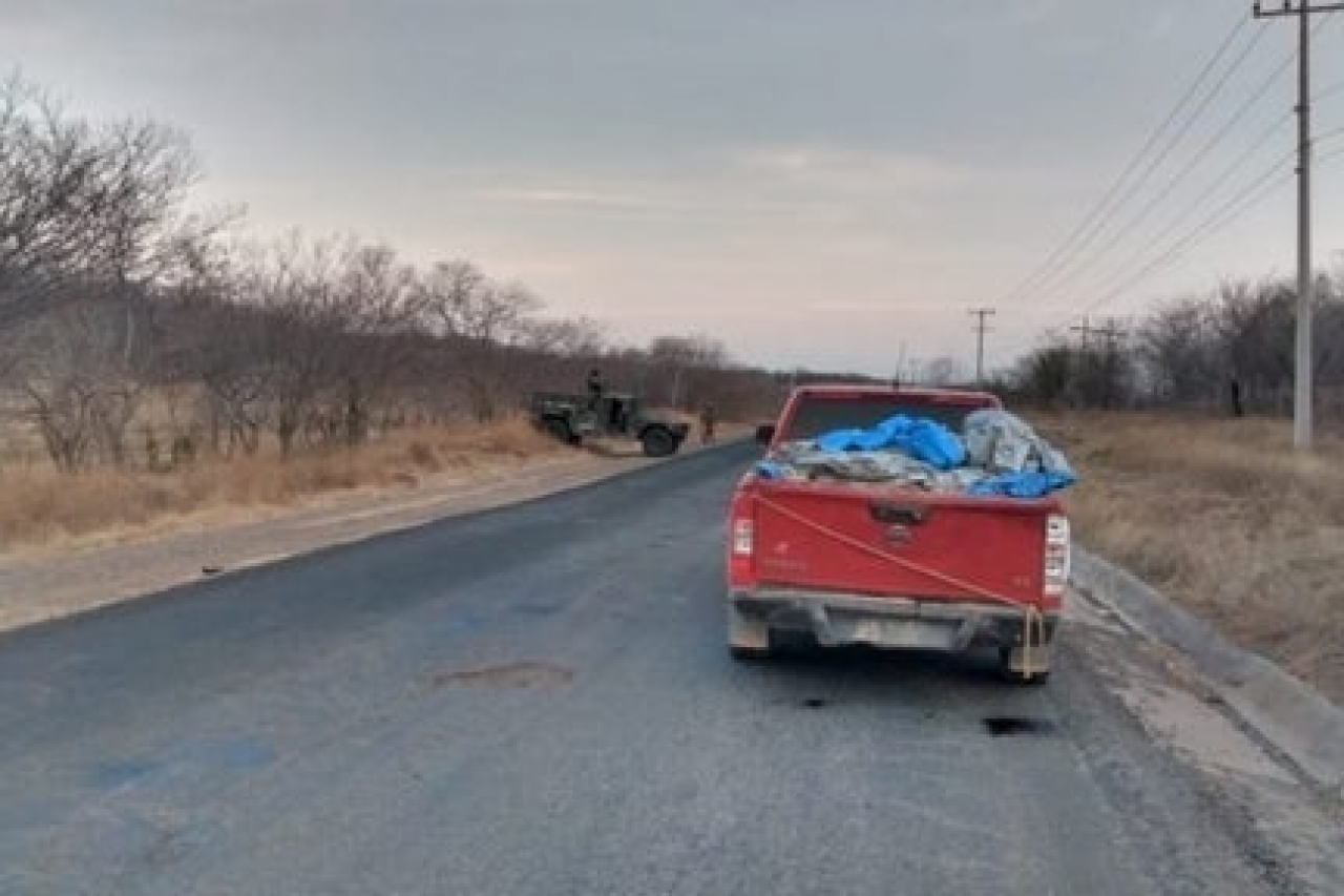 Hallan camioneta abandonada con 12 cadáveres en Michoacán