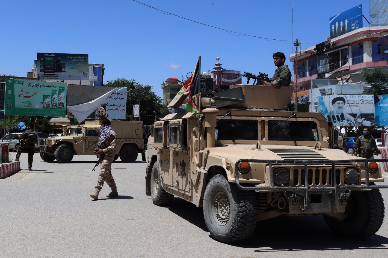 Anuncian cese al fuego entre Afganistán y talibanes
