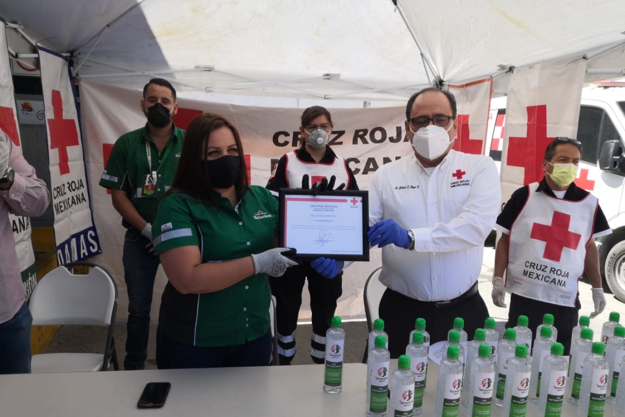 Dona Heineken gel antibacterial a la Cruz Roja