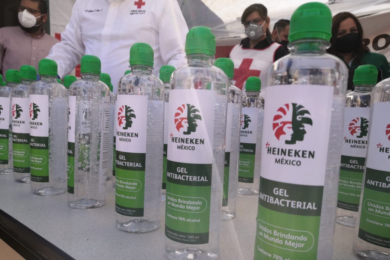 Dona Heineken gel antibacterial a la Cruz Roja