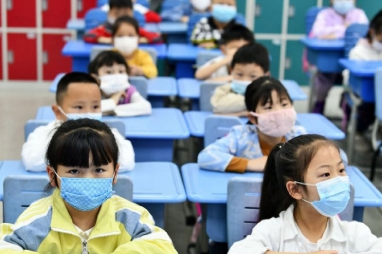 Cierre de escuelas por virus afecta a mil millones