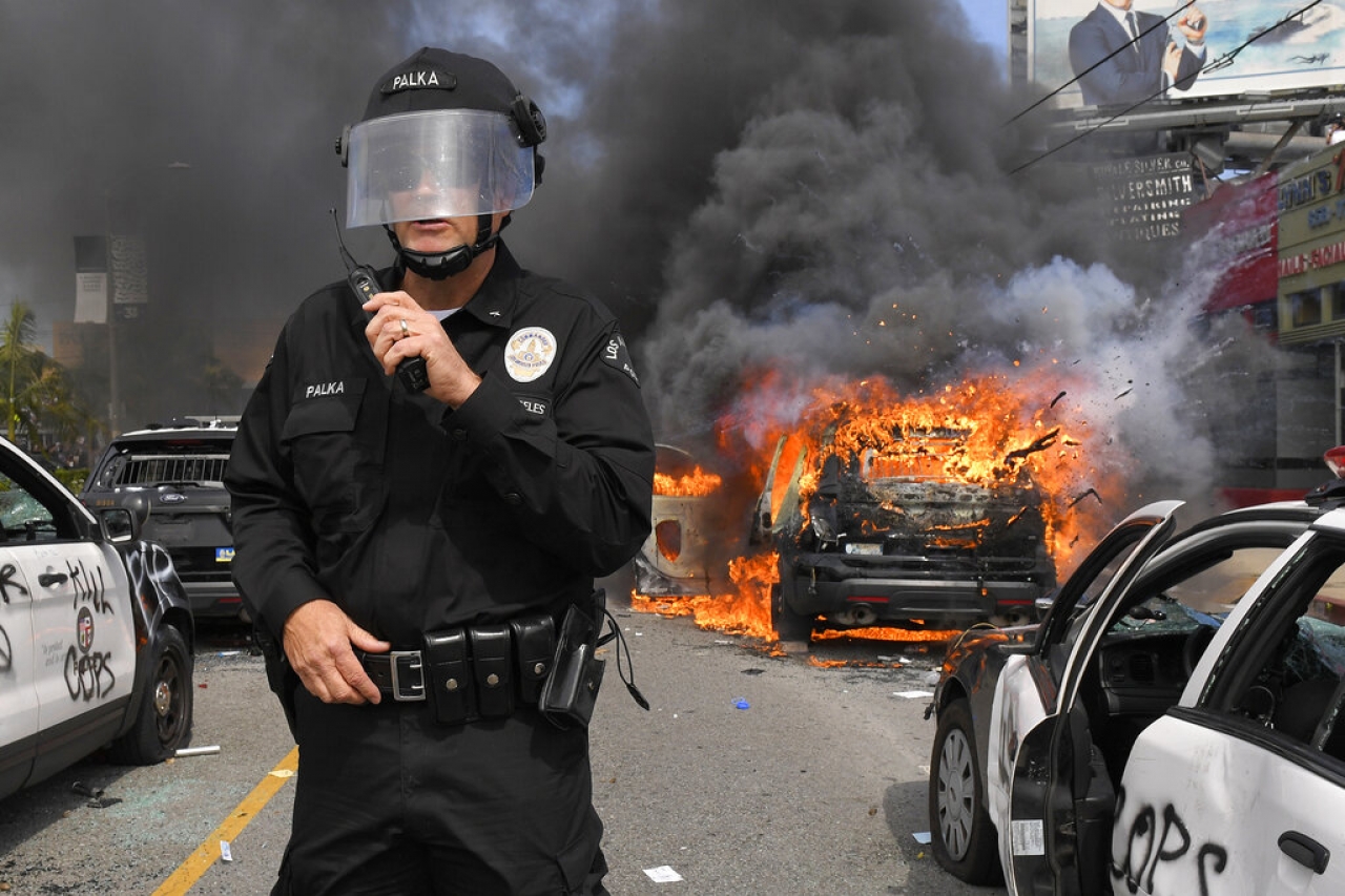 Soldados patrullan calles de L.A tras noche de protestas