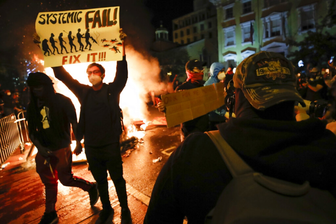 La violencia empaña otra noche de protestas en EU