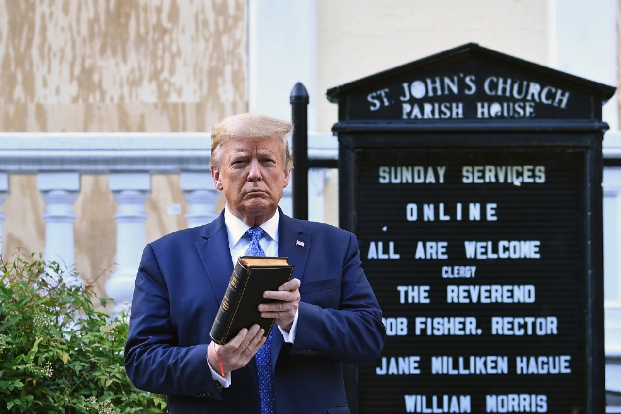 Defiende Casa Blanca aparición de Trump con una biblia en la mano