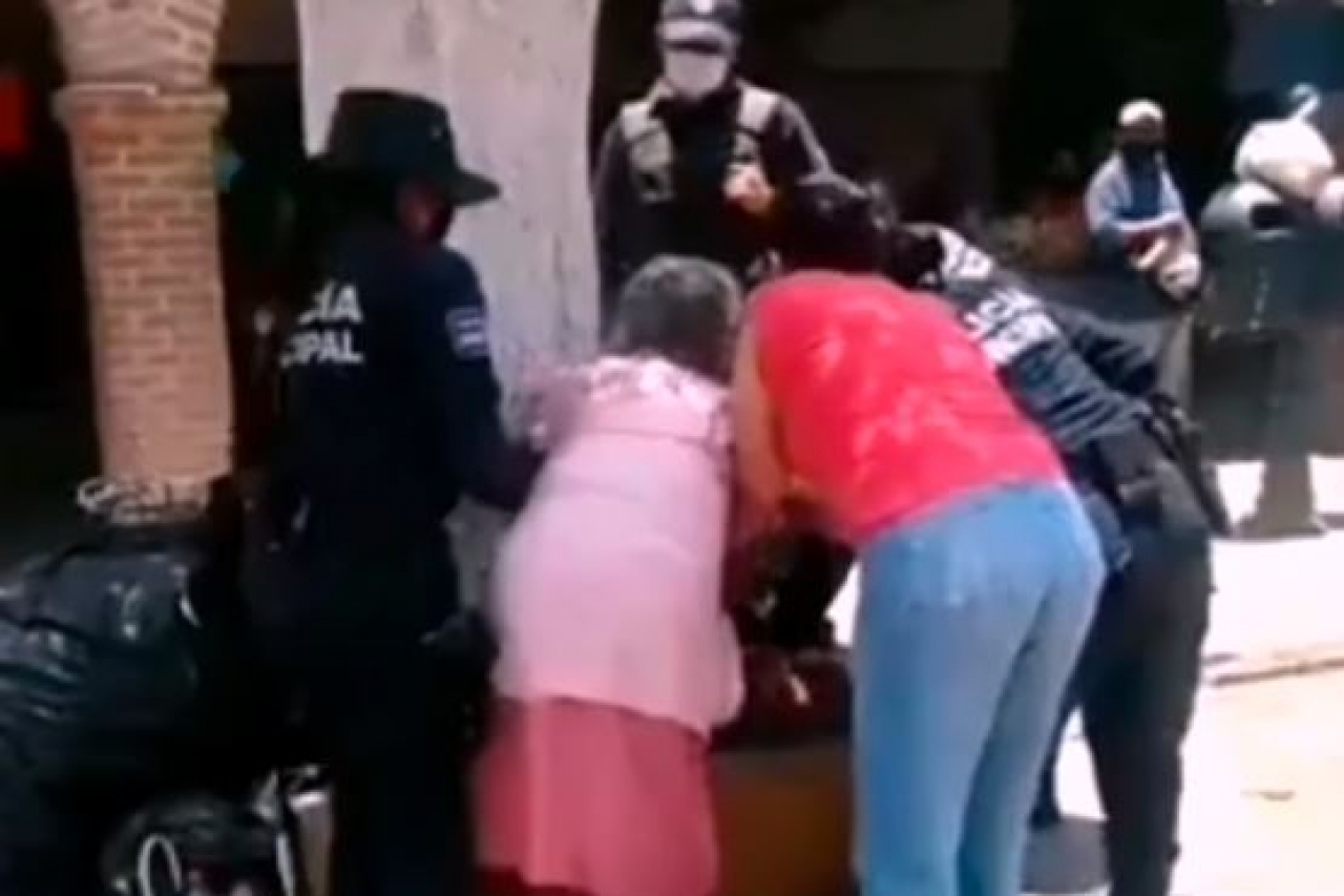 Policías someten a mujer de la tercera edad por no usar cubrebocas