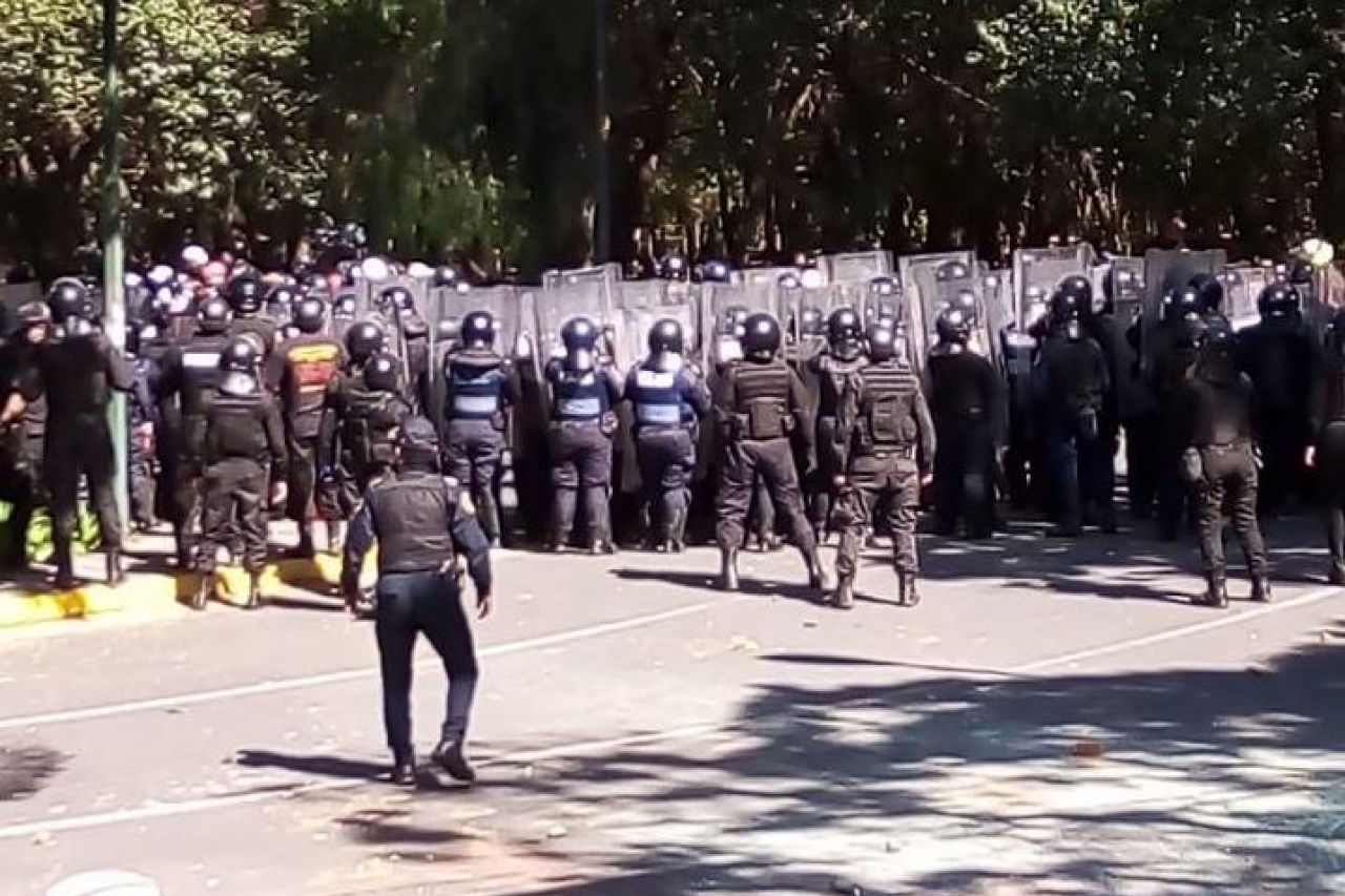 Policías repliegan a manifestantes en Polanco