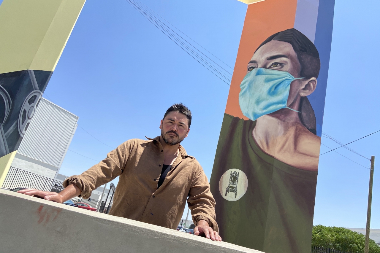 Arturo Damasco rinde tributo con mural a las mujeres de la industria maquiladora