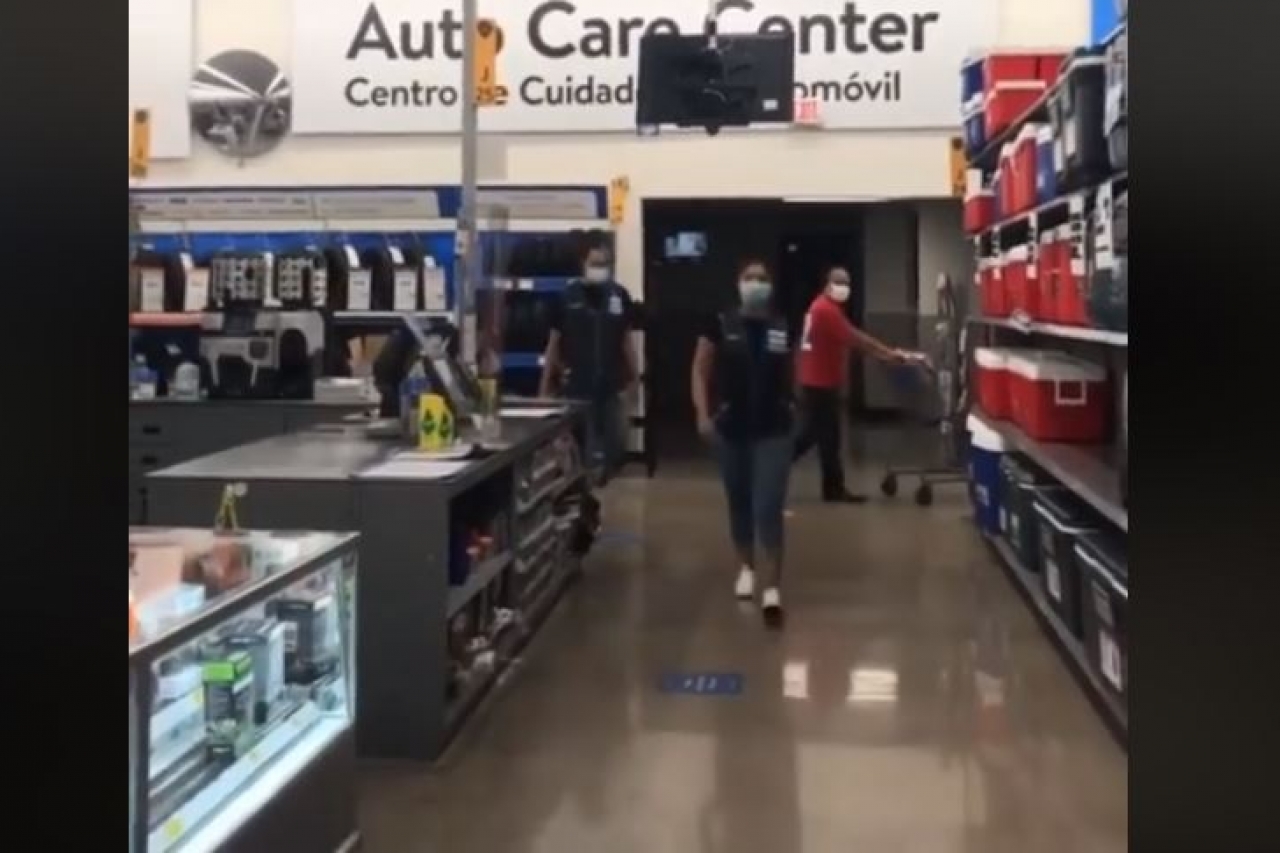 Despiden a empleados de Walmart que discriminaron a cliente