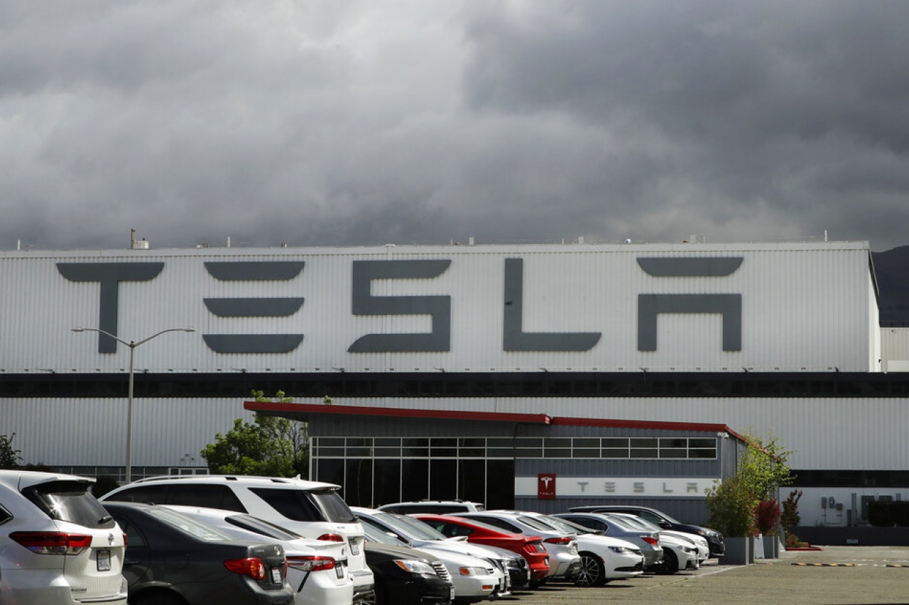 Tesla amenaza con despidos si trabajadores no vuelven a labores