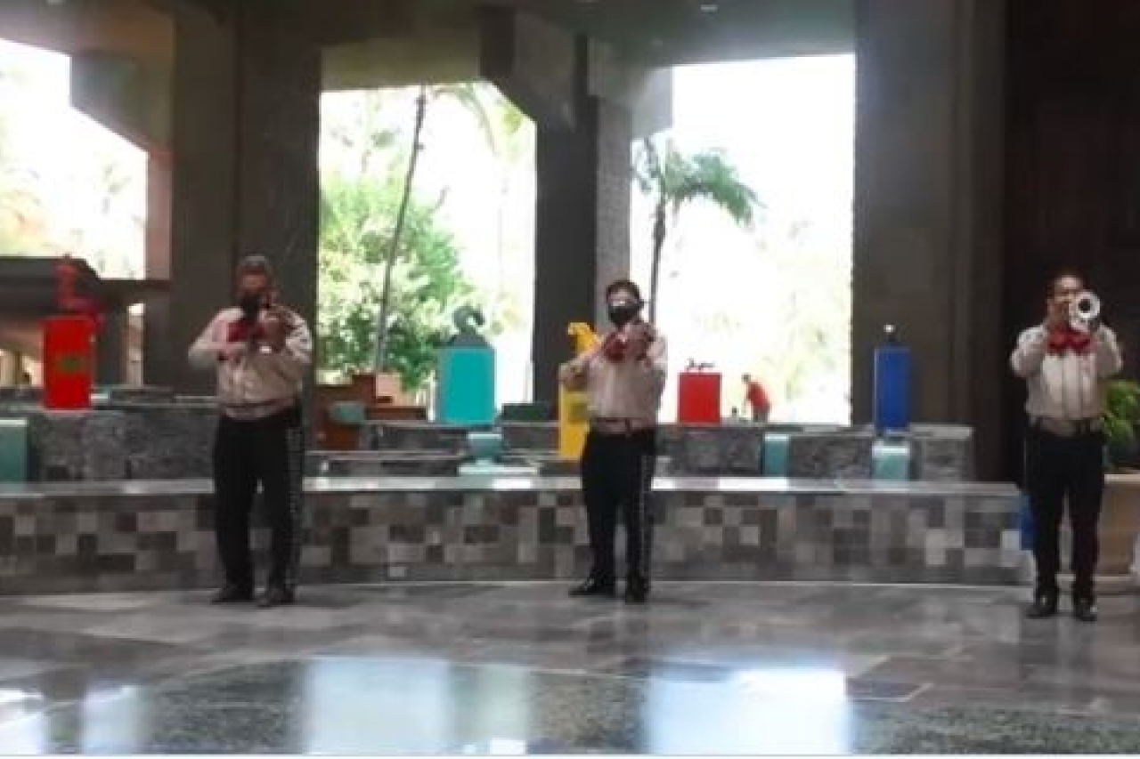Hoteles de Acapulco reciben a turistas con mariachis y arpas