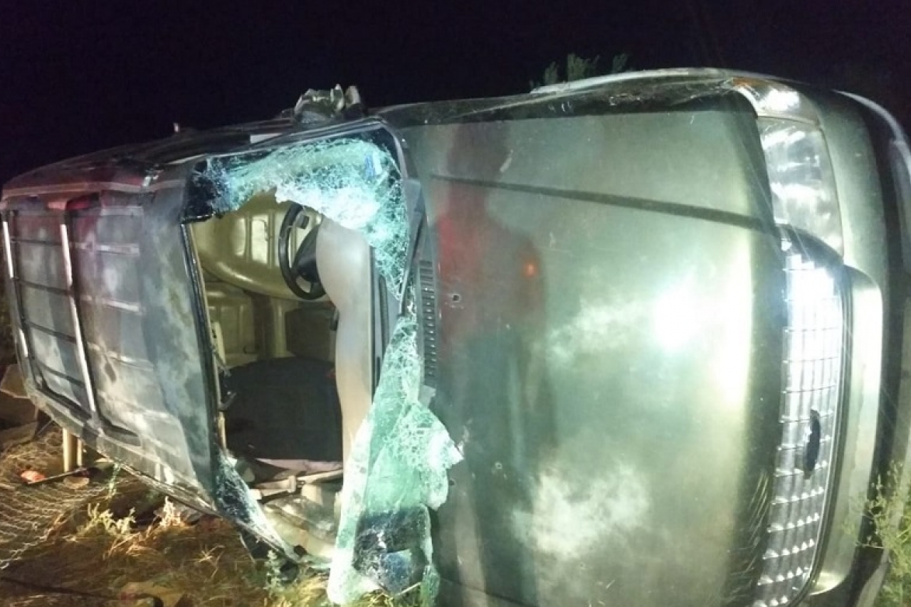 Vuelca camioneta en carretera de Cuauhtémoc; muere uno