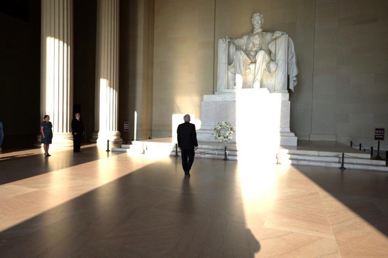 AMLO deposita ofrenda floral en el monumento a Abraham Lincoln