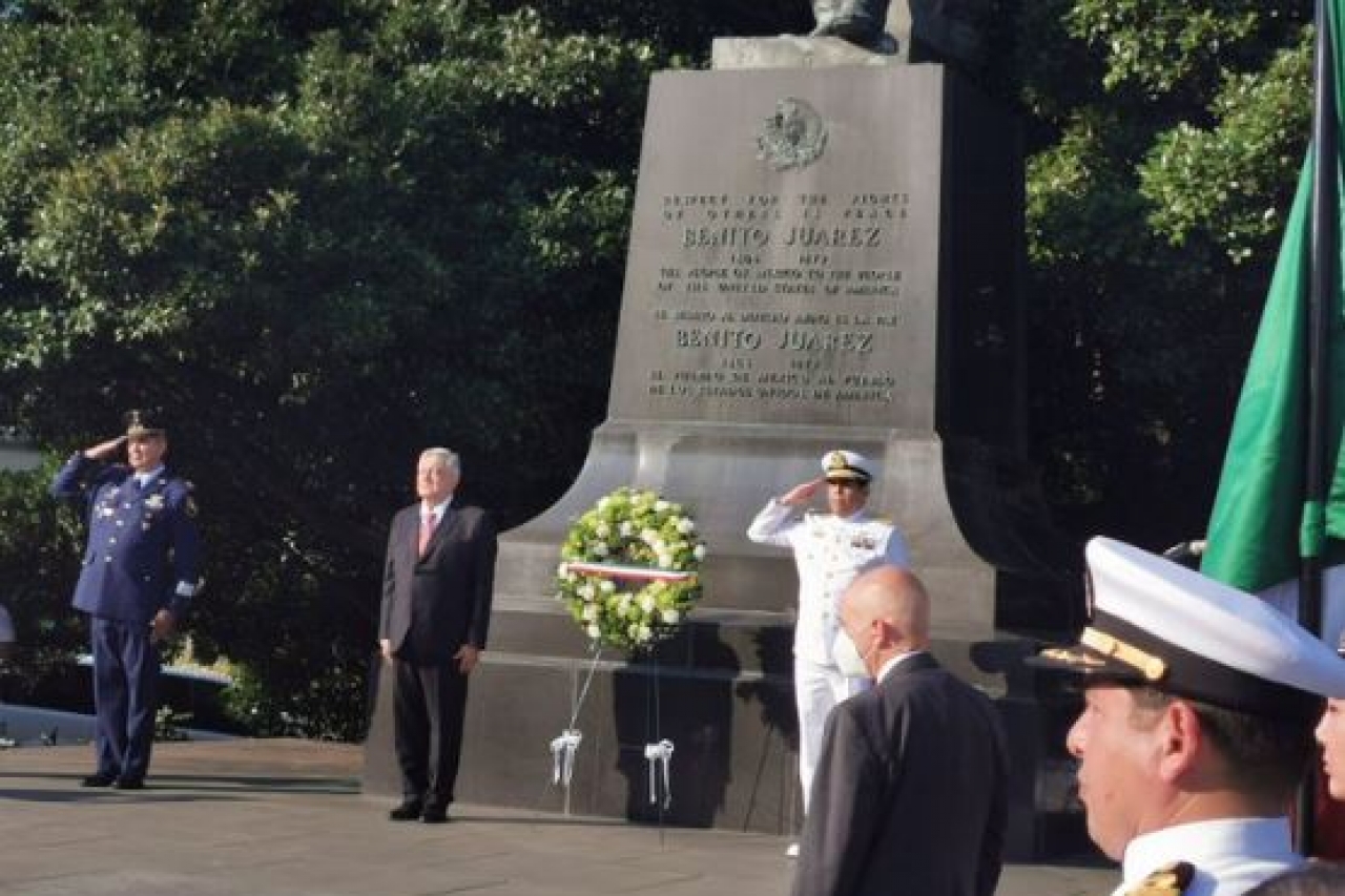 López Obrador rinde honores en estatua a Benito Juárez en Washington