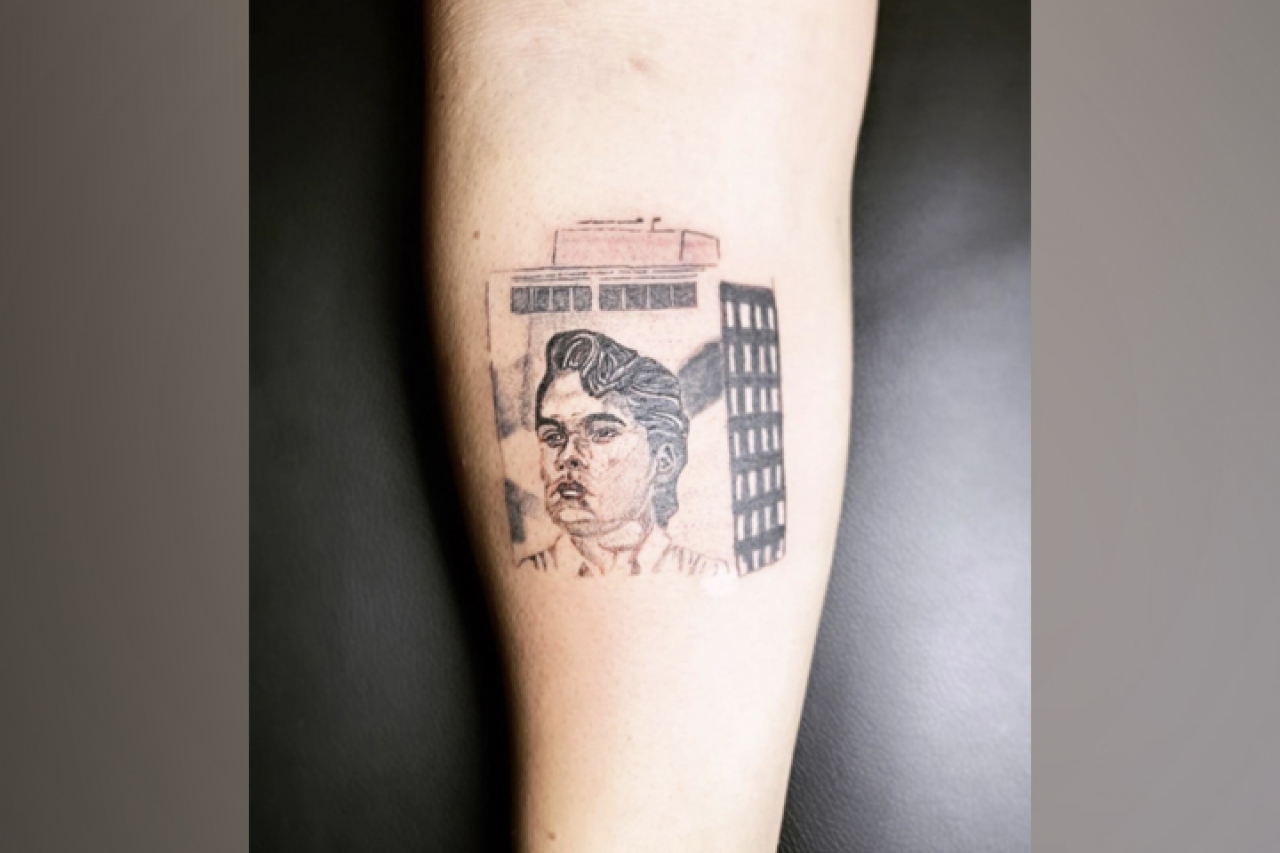 Artista colombiano tatúa el mural de Juan Gabriel