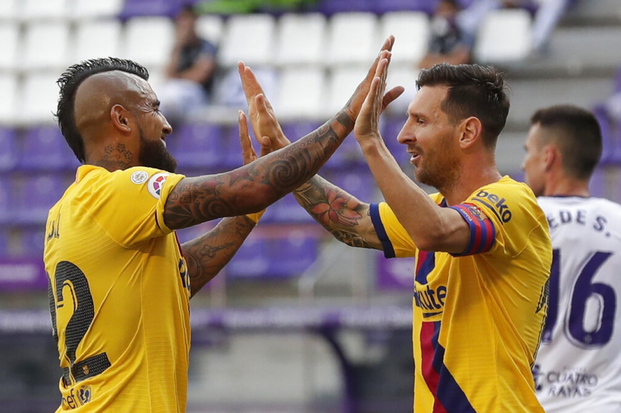 Con gol de Vidal, Barça conserva anhelo de ganar La Liga