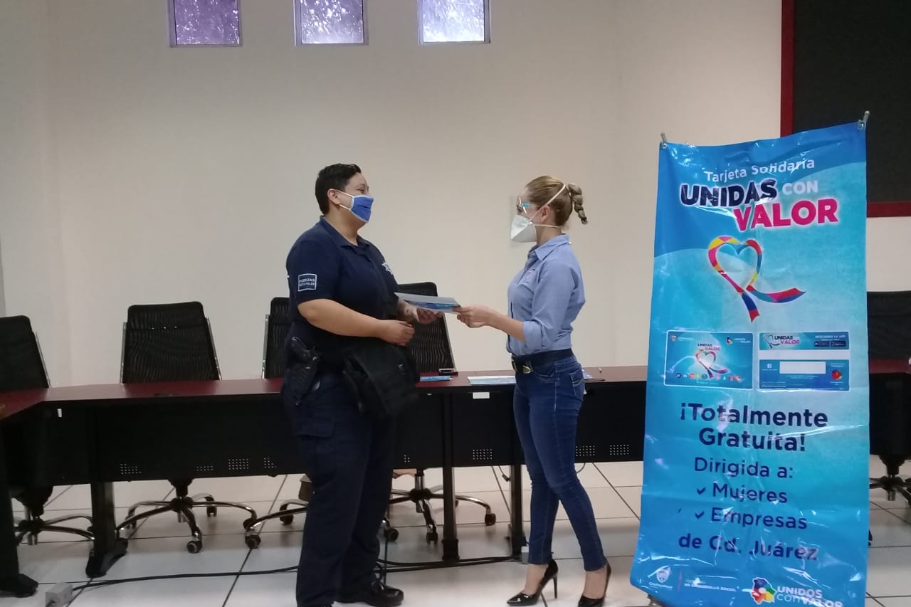 Reciben mujeres policías tarjeta solidaria ‘Unidas con Valor’